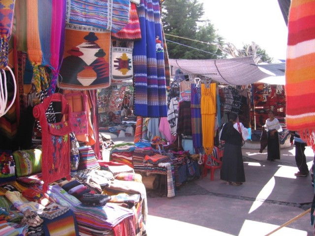 otavalo-market-negotiating